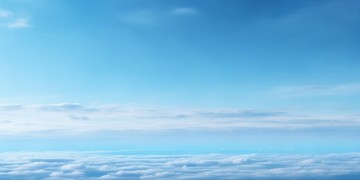 蓝色的天空出自哪首歌？